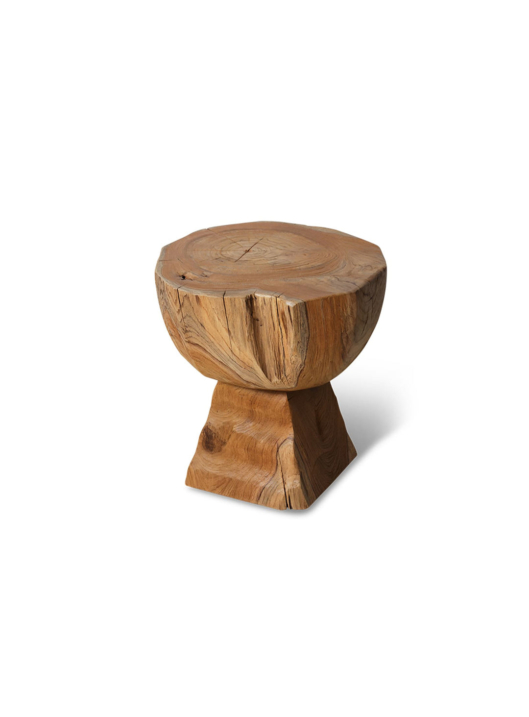 Tabouret Arched HKliving en teck naturel, entre objet déco et assise d'appoint.