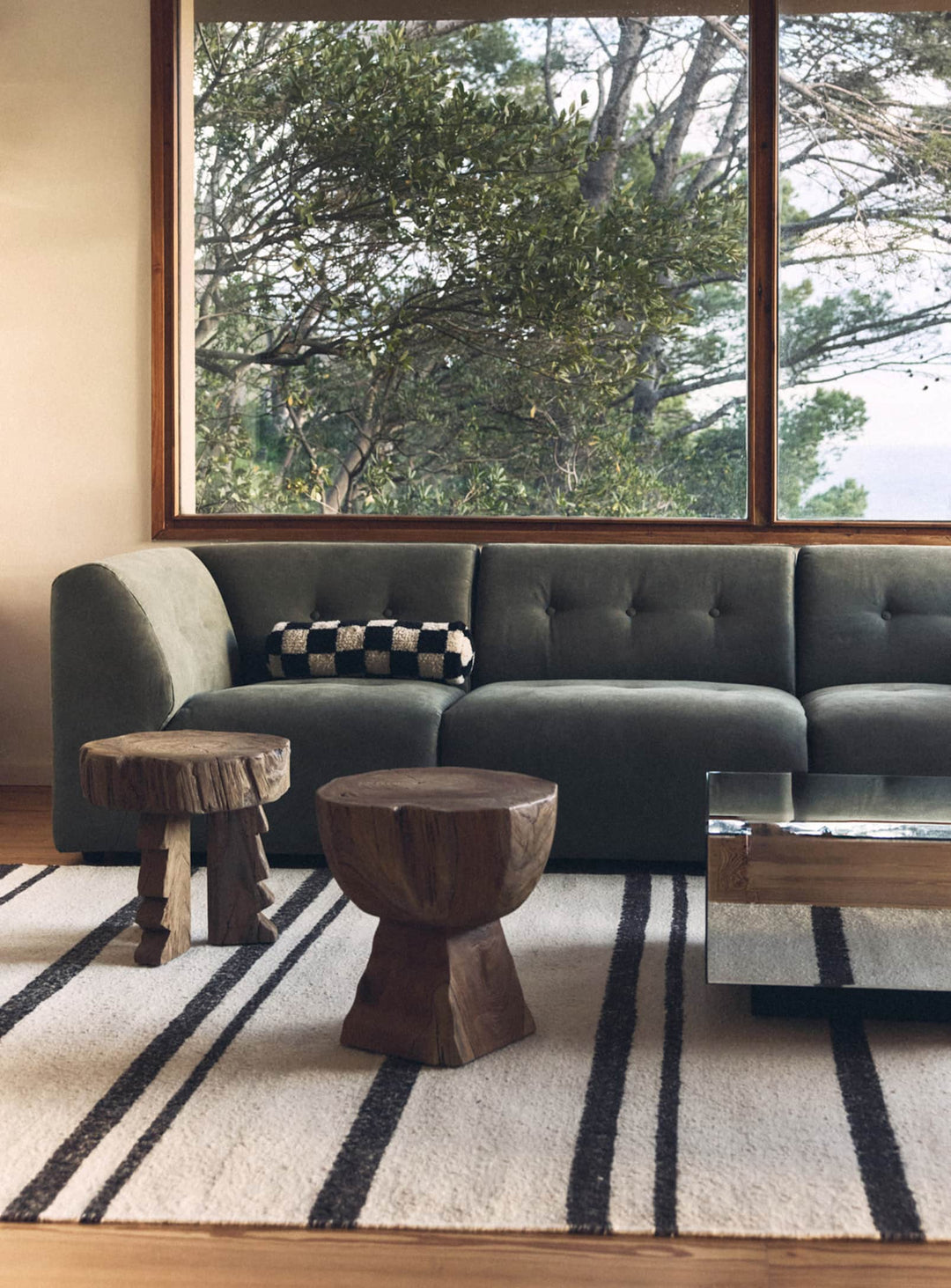 Tabouret Arched HKliving en teck massif, un design raffiné qui joue avec les volumes.