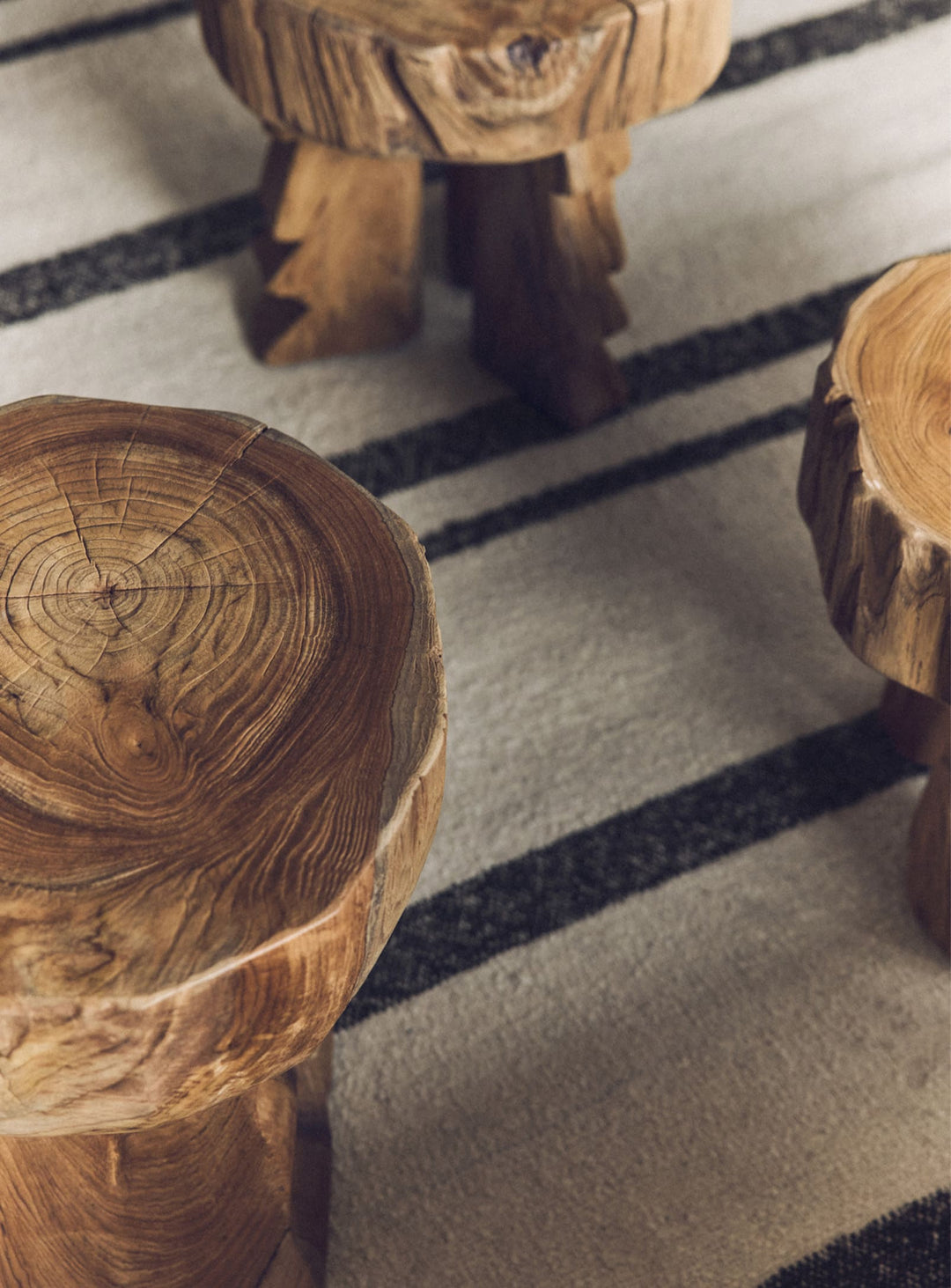 Tabouret Arched HKliving, une pièce décorative en bois aux finitions naturelles uniques.
