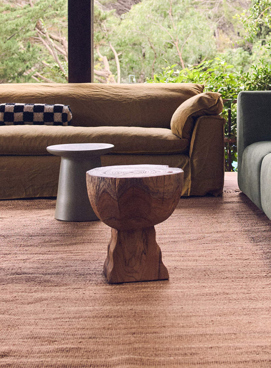 Tabouret Arched HKliving en teck massif, une pièce sculpturale au design unique et chaleureux.