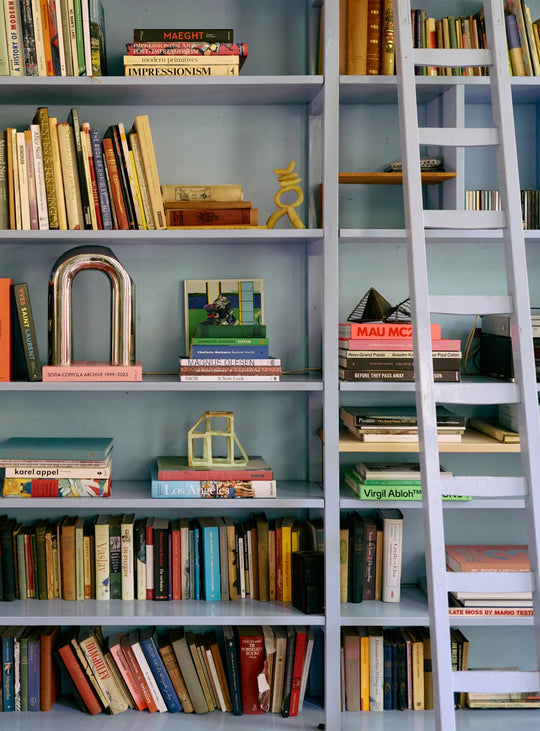 Sculpture contemporaine HKliving Arch : design audacieux et reflets élégants pour intérieur moderne.