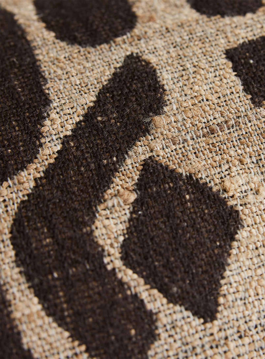 Coussin Bungalow HKliving en laine et soie, une pièce texturée aux tons bruns et crème. rustic