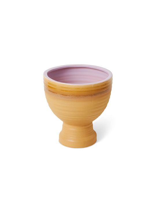 Le cache-pot Calice de HKliving apporte du relief à votre décoration avec sa forme sculpturale et sa finition raffinée. caramel