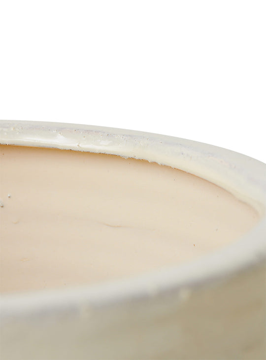 Le cache-pot Calice de HKliving combine grès robuste, lignes organiques et design élégant pour vos plantes. crème