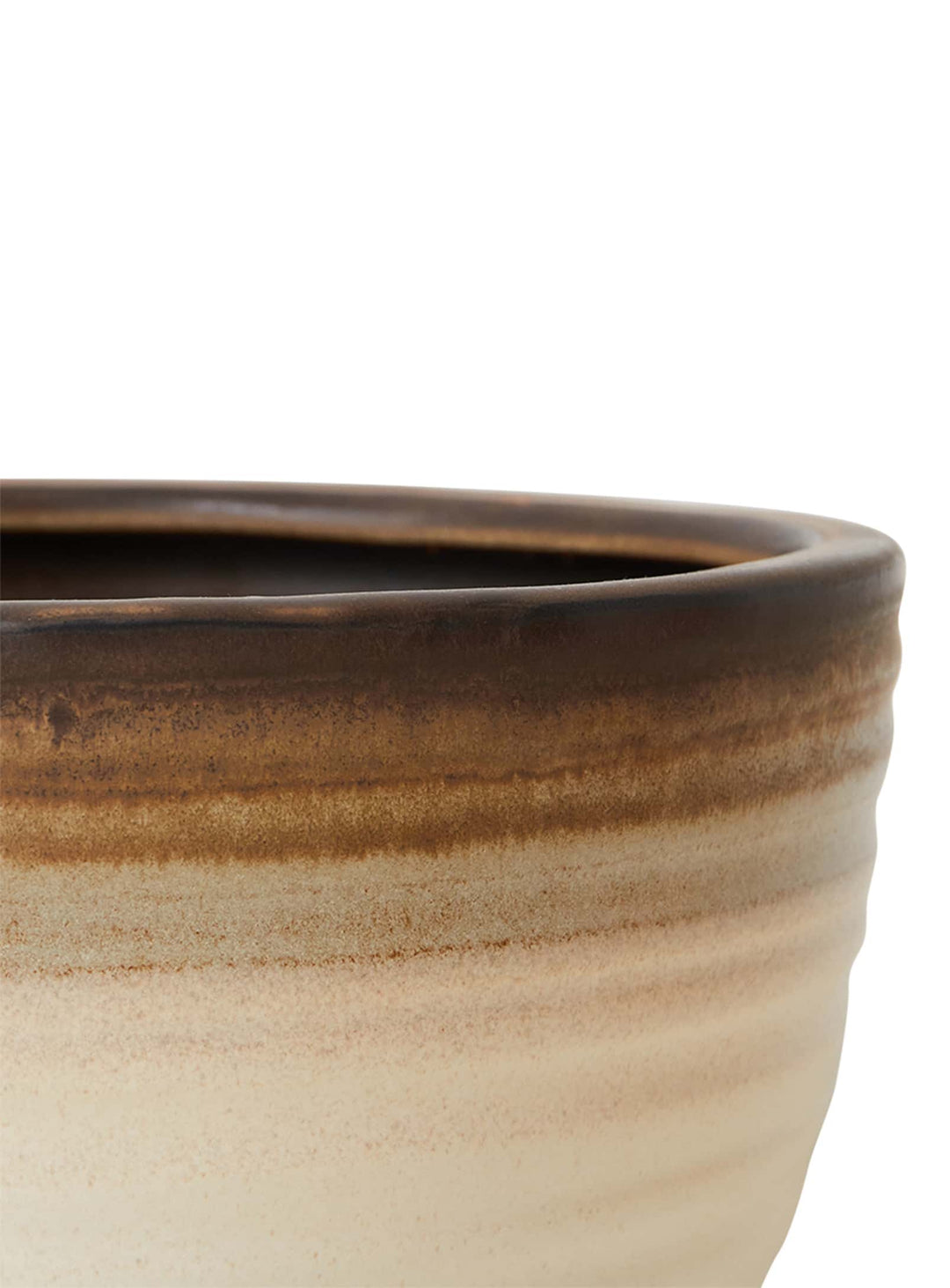 Créez une ambiance naturelle avec le cache-pot Calice de HKliving, un pot de fleurs en grès au charme artisanal. vanille