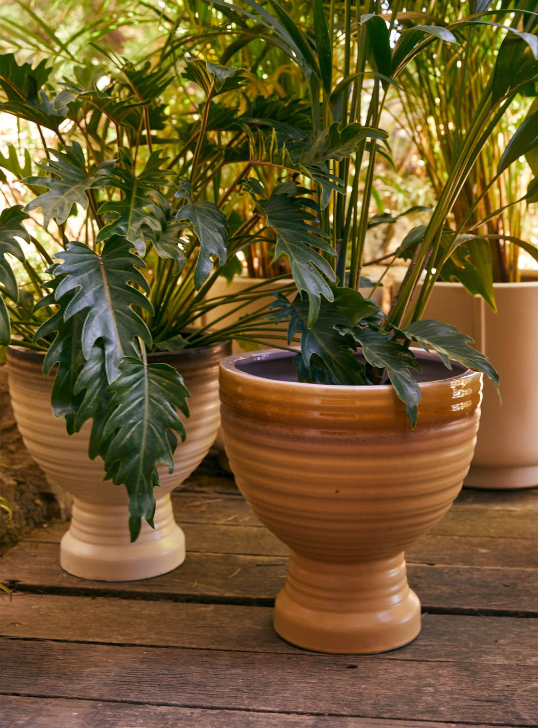 Découvrez le cache-pot Calice de HKliving, une pièce en grès aux formes organiques et au design sculptural. vanille