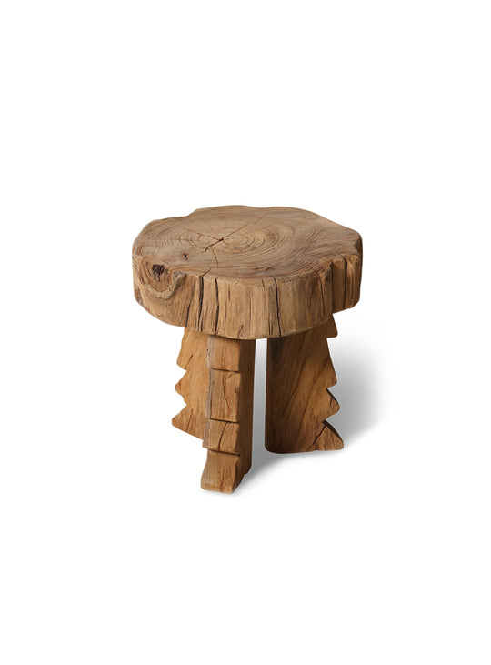Tabouret Carved HKliving en bois sculpté, entre artisanat traditionnel et design contemporain.