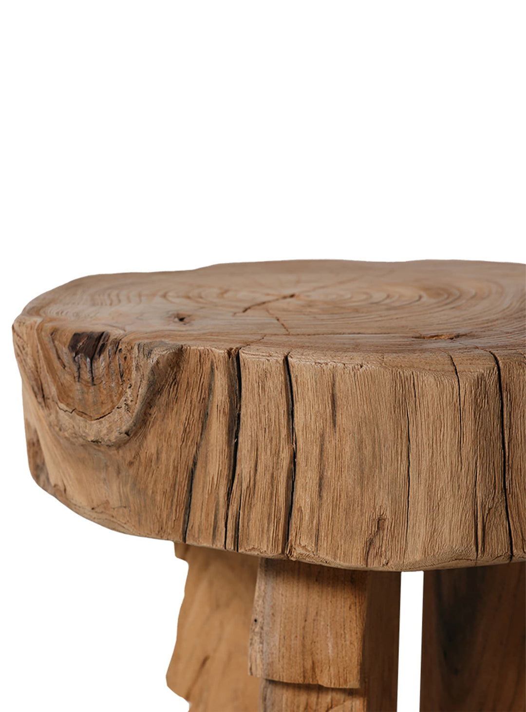 Tabouret Carved HKliving, un meuble d'appoint en teck aux finitions artisanales raffinées.
