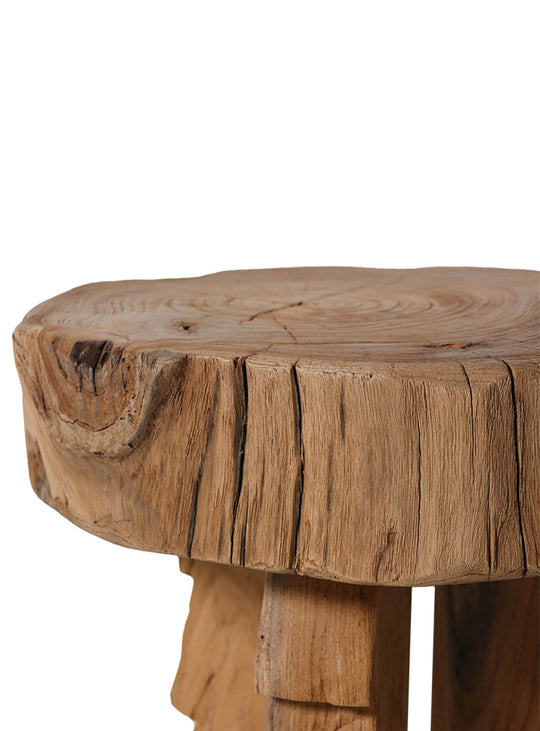Tabouret Carved HKliving, un meuble d'appoint en teck aux finitions artisanales raffinées.