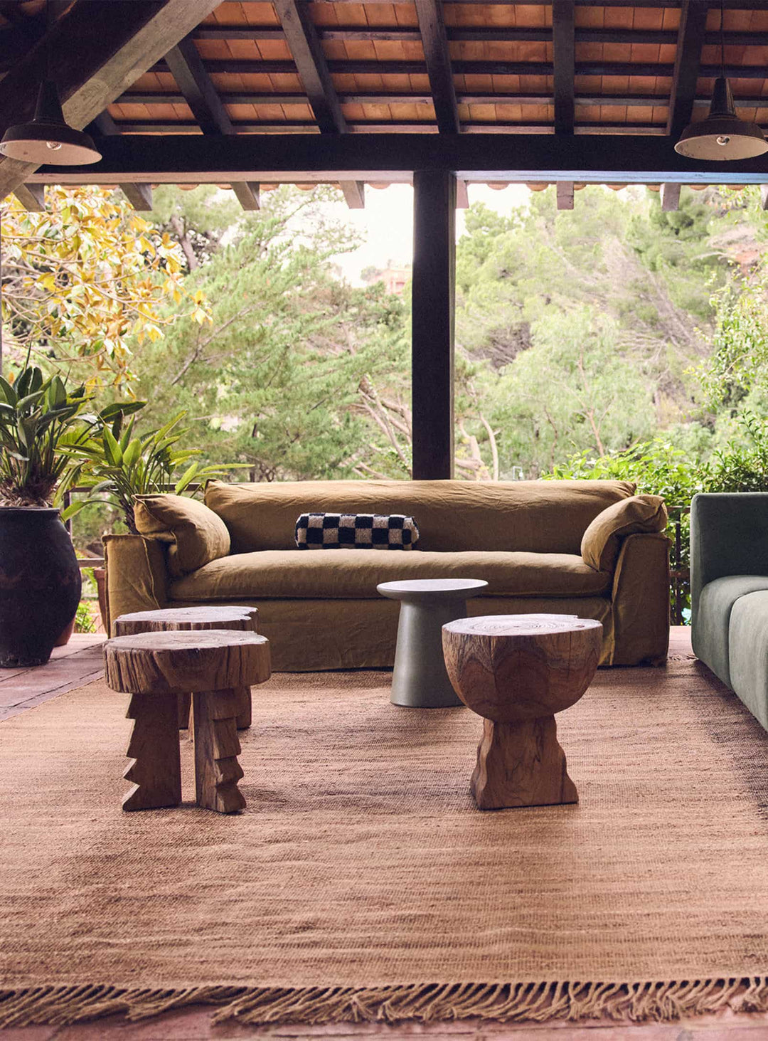 Tabouret Carved HKliving en teck massif, une création unique inspirée de l'esthétique wabi-sabi.