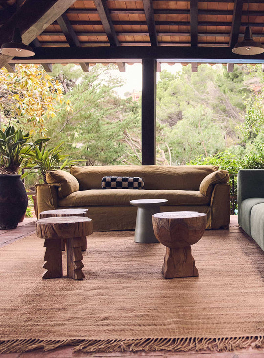 Tabouret Carved HKliving en teck massif, une création unique inspirée de l'esthétique wabi-sabi.