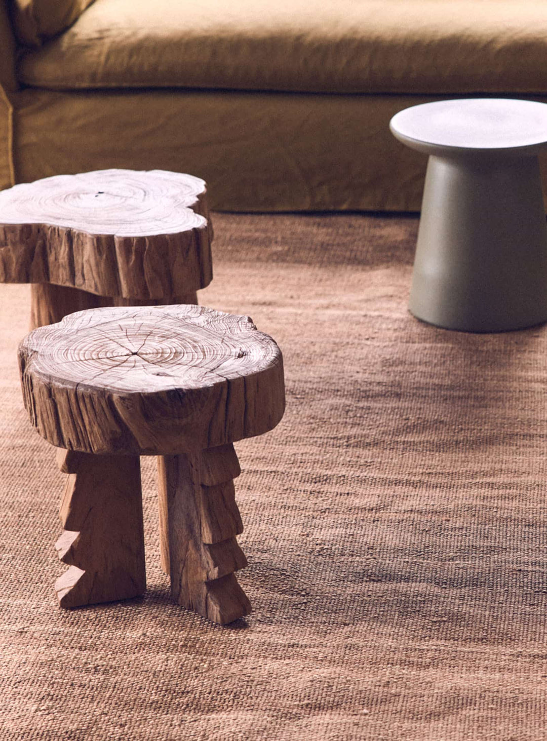 Tabouret Carved HKliving en teck massif sculpté à la main, au design authentique et intemporel.