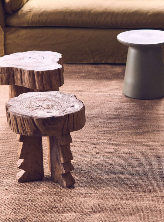 Tabouret Carved HKliving en teck massif sculpté à la main, au design authentique et intemporel.