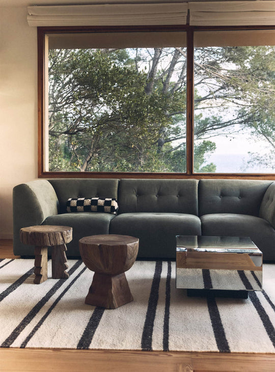 Tabouret Carved HKliving, un mobilier sculptural qui sublime les matières naturelles.