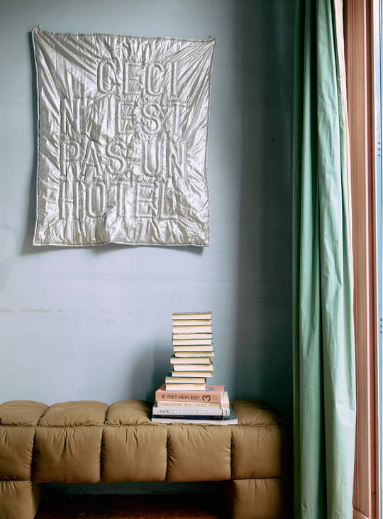 Wall art HKLIVING Ceci n'est pas un hôtel : une décoration murale textile argentée au style graphique et audacieux.