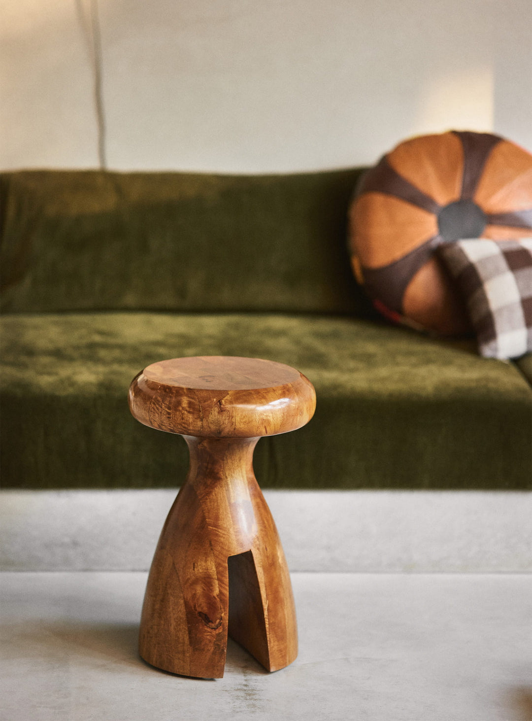 Tabouret Chestnut HKliving en bois de manguier massif au charme naturel et intemporel.
