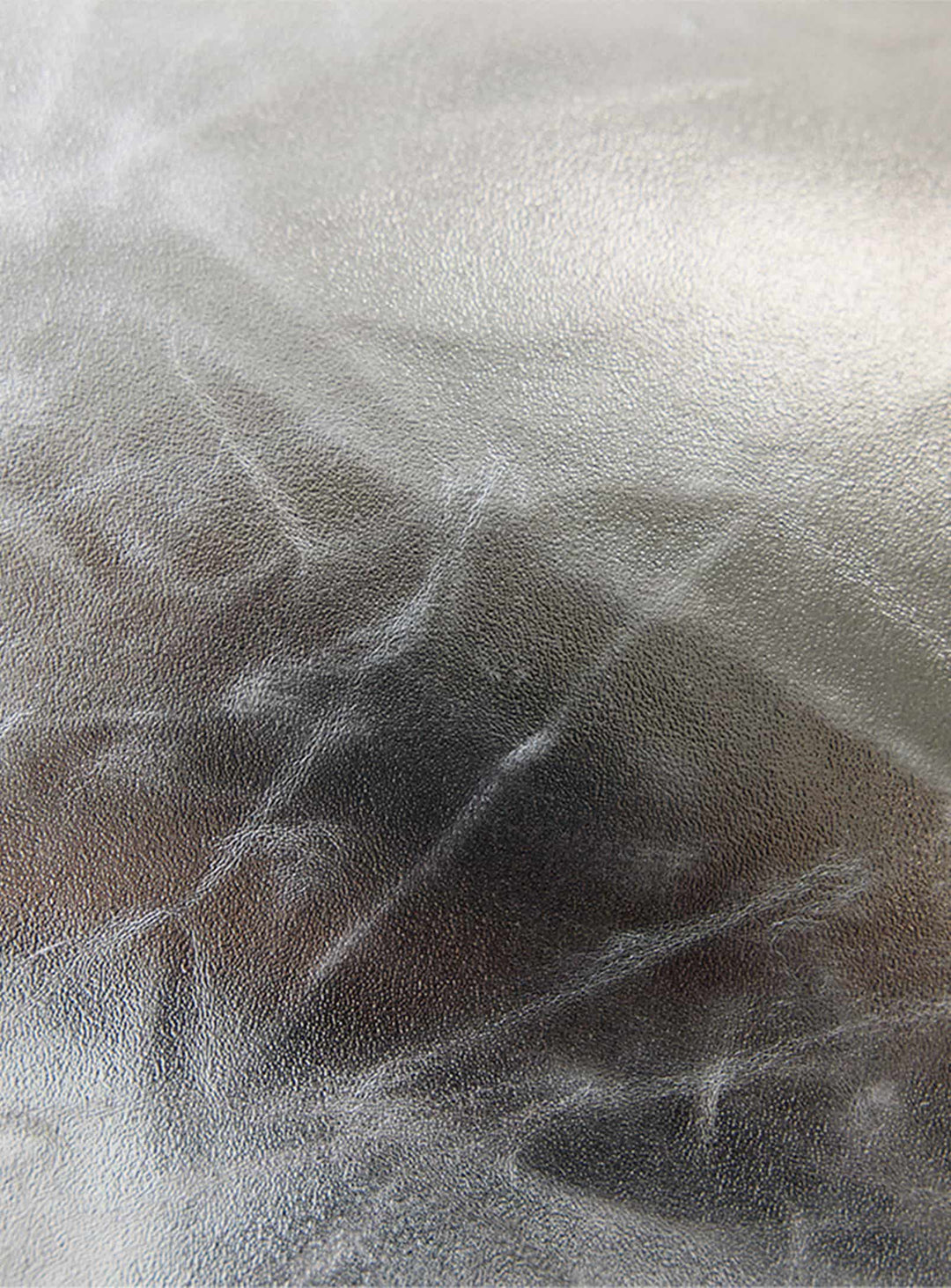 Le coussin Chrome HKliving apporte une touche métallique élégante à votre salon ou chambre.