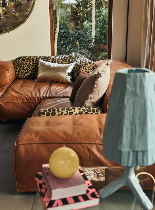Coussin Chrome HKliving en simili cuir, au fini brillant et au confort moelleux.