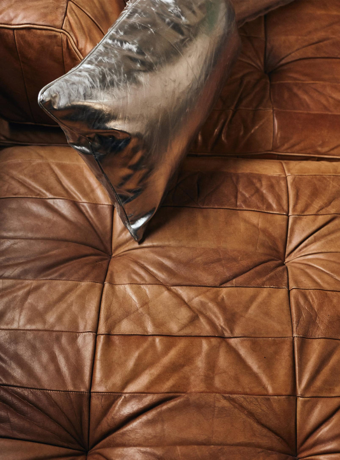 Coussin Chrome HKliving, un coussin au fini métallisé qui illumine votre décoration intérieure.