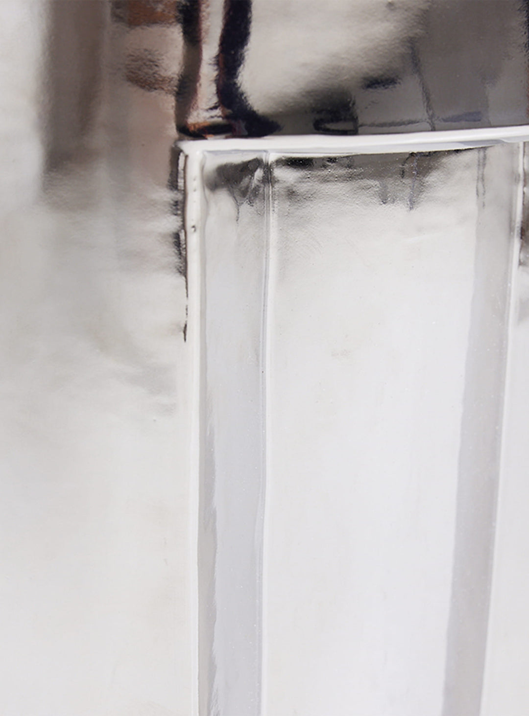 La table d'appoint Chrome HKliving allie grès, finition chromée et silhouette sculpturale.