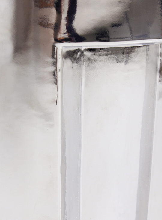 La table d'appoint Chrome HKliving allie grès, finition chromée et silhouette sculpturale.