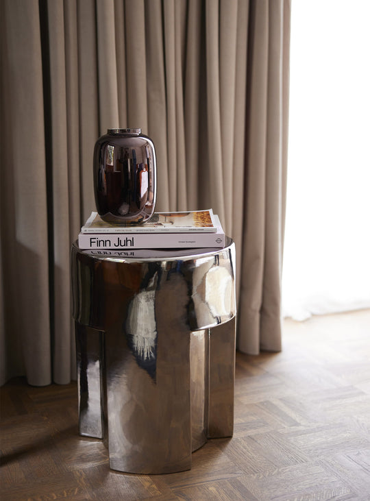Table d'appoint Chrome HKliving en grès chromé, une pièce design au style futuriste et sculptural.