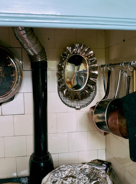 Plateaux Chrome HK Living : plateaux déco polyvalents, métal chromé et style raffiné. moyen