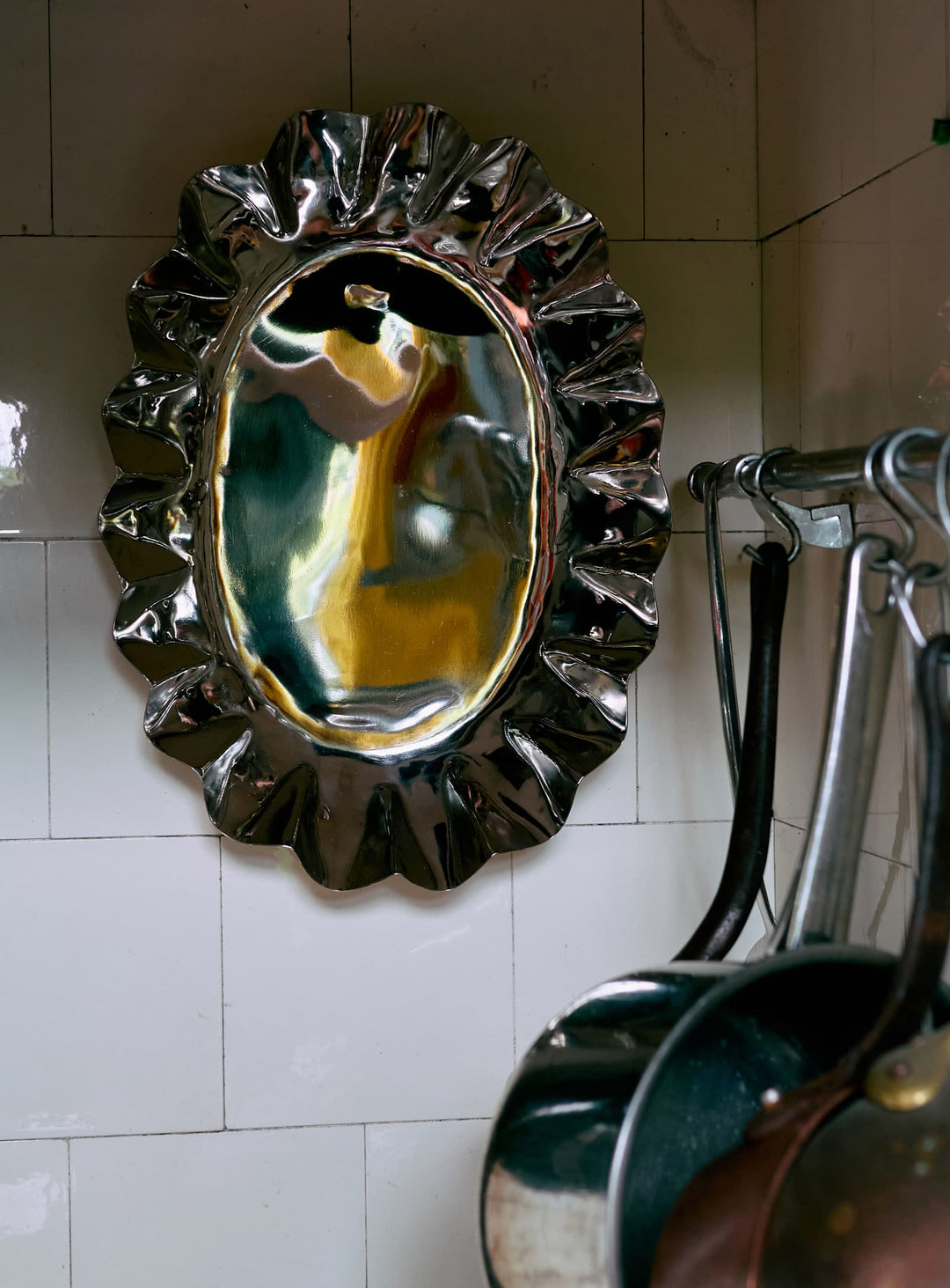 Plateaux Chrome HK Living : plateaux élégants, forme ondulée et effet miroir unique. moyen