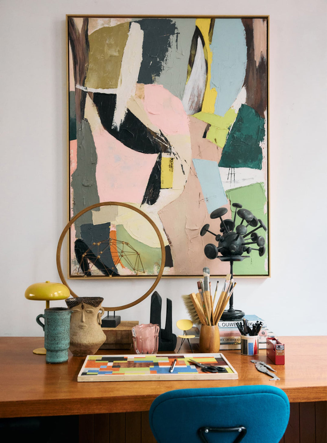 Tableau encadré Colour Cult HKliving, une œuvre abstraite sur toile de lin avec cadre en pin et placage de frêne.