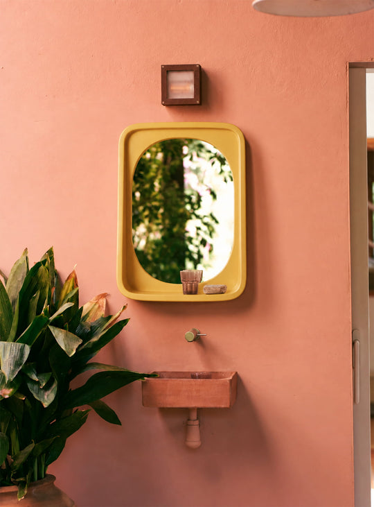 Miroir Curve de HKliving : design doux, esprit vintage et surface pratique pour vos objets. ocre