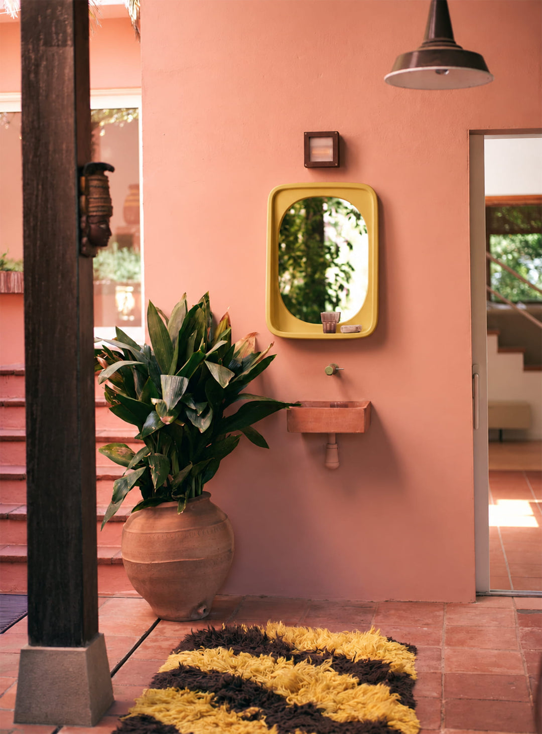 Miroir Curve de HKliving : design doux, esprit vintage et surface pratique pour vos objets. ocre.