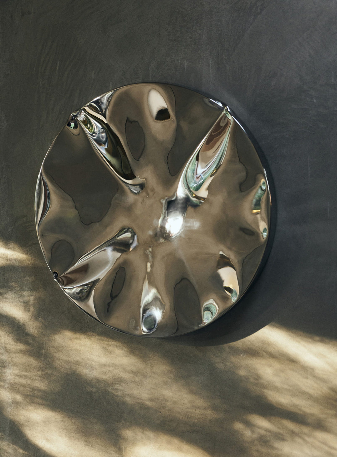 Sculpture murale Dent HKliving : une œuvre contemporaine au fini chromé et aux reflets captivants.