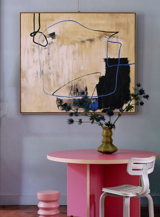 Tableau encadré Easy Elan HKliving, une œuvre XXL aux tons neutres rehaussés d’un bleu cobalt intense.