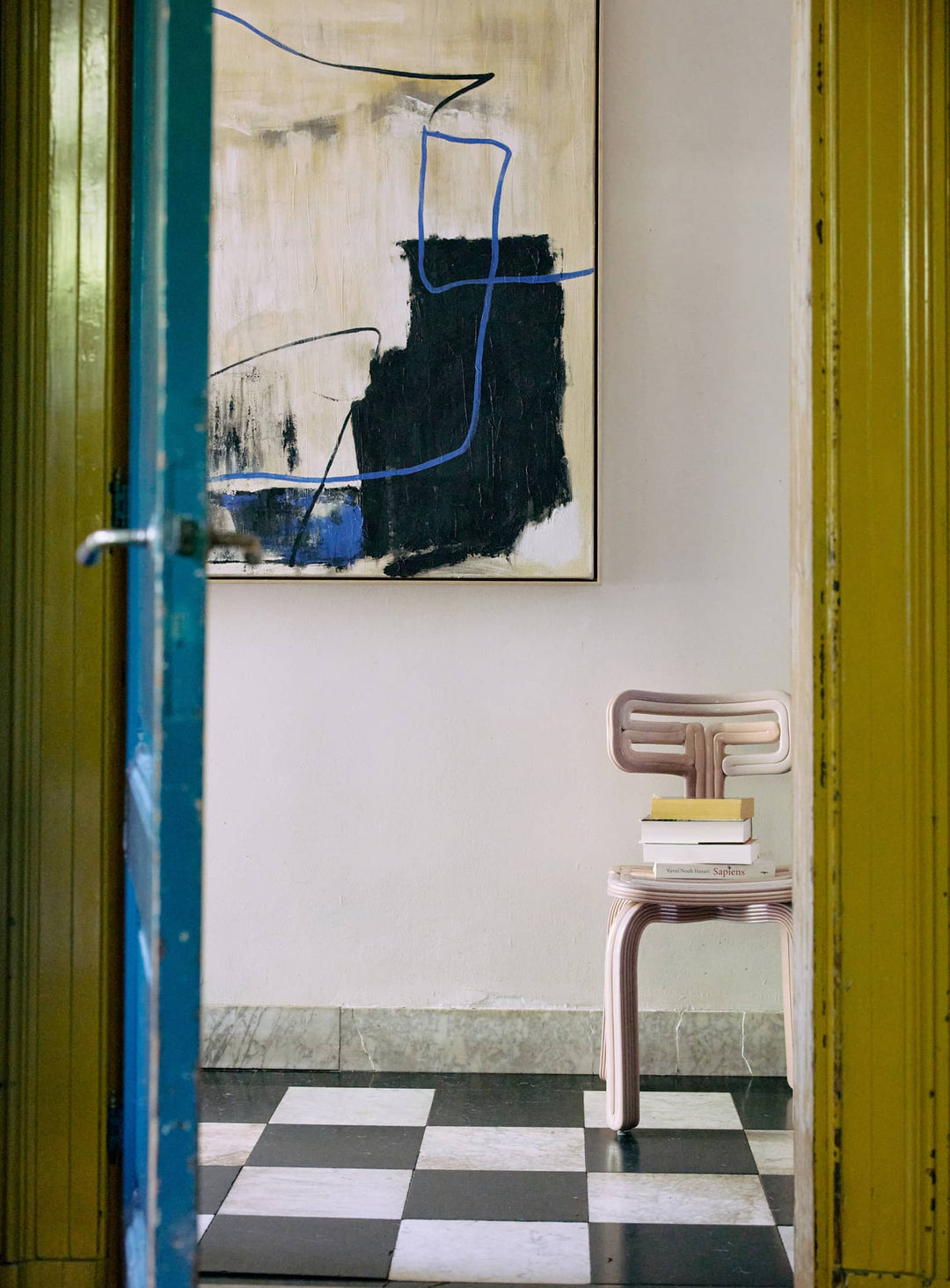 Tableau encadré Easy Elan HKliving, toile de lin et peinture acrylique aux tons neutres et bleu cobalt.