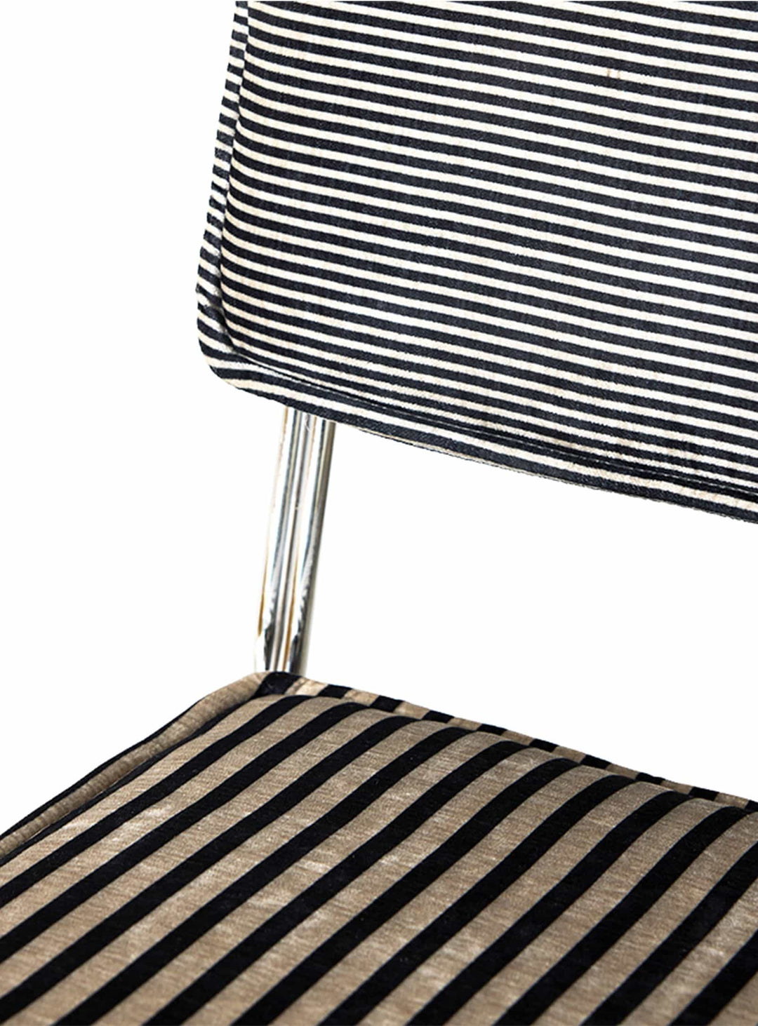 Chaise Endless HKliving : design rétro revisité pour intérieur chic. monochrome