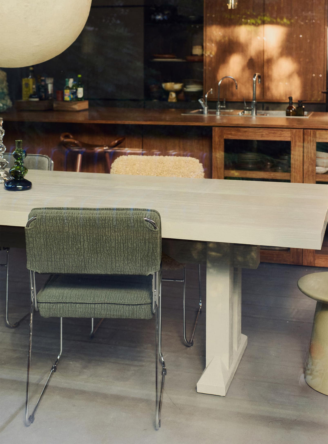 Chaise Endless HKliving : assise élégante avec structure chromée fine. wild olive
