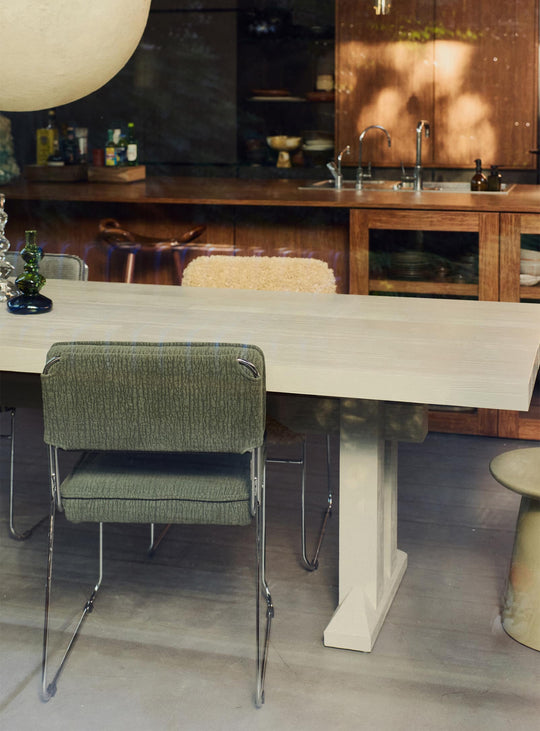 Chaise Endless HKliving : assise élégante avec structure chromée fine. wild olive
