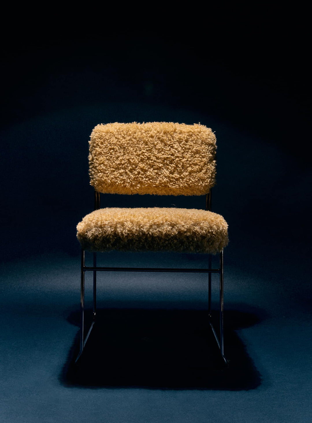 Chaise Endless HKliving : chaise tendance aux couleurs variées. golden