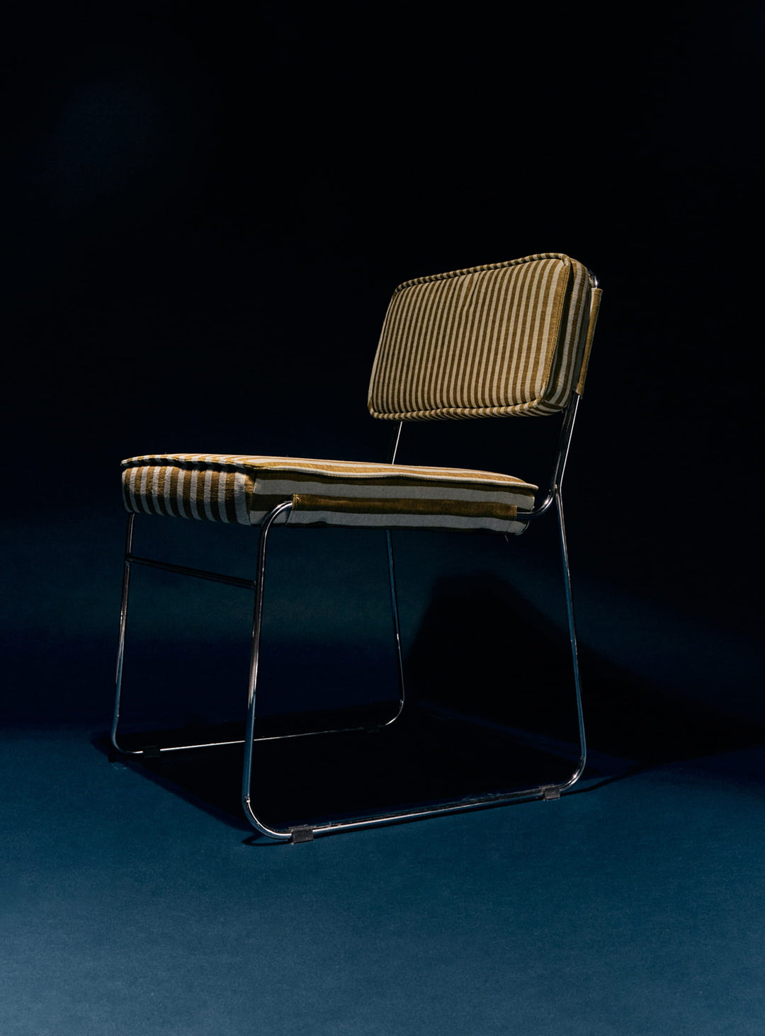 Chaise Endless HKliving : design unique en métal chromé. sunflower