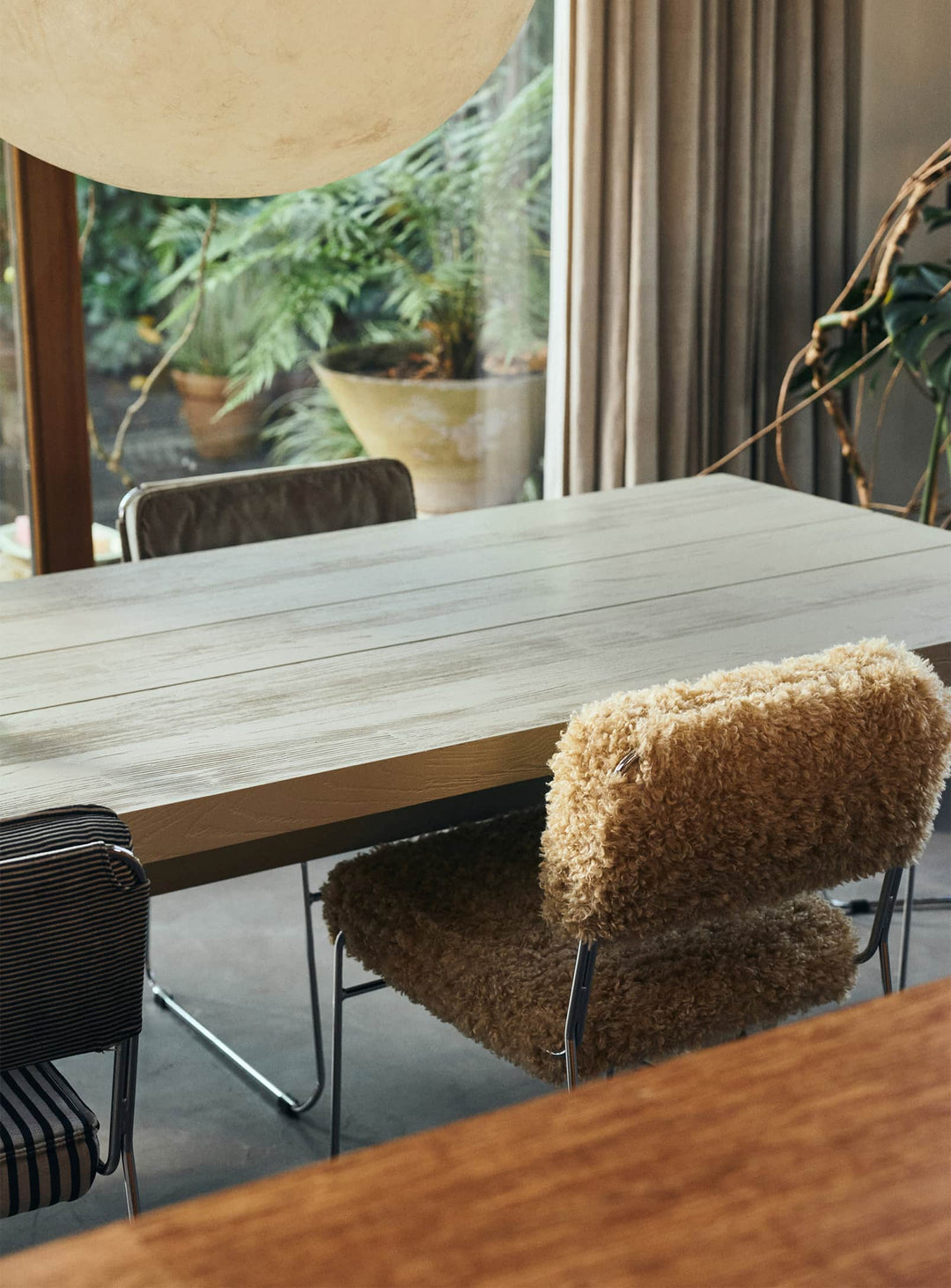 Chaise Endless HKliving : chaise design avec coussins indépendants. golden