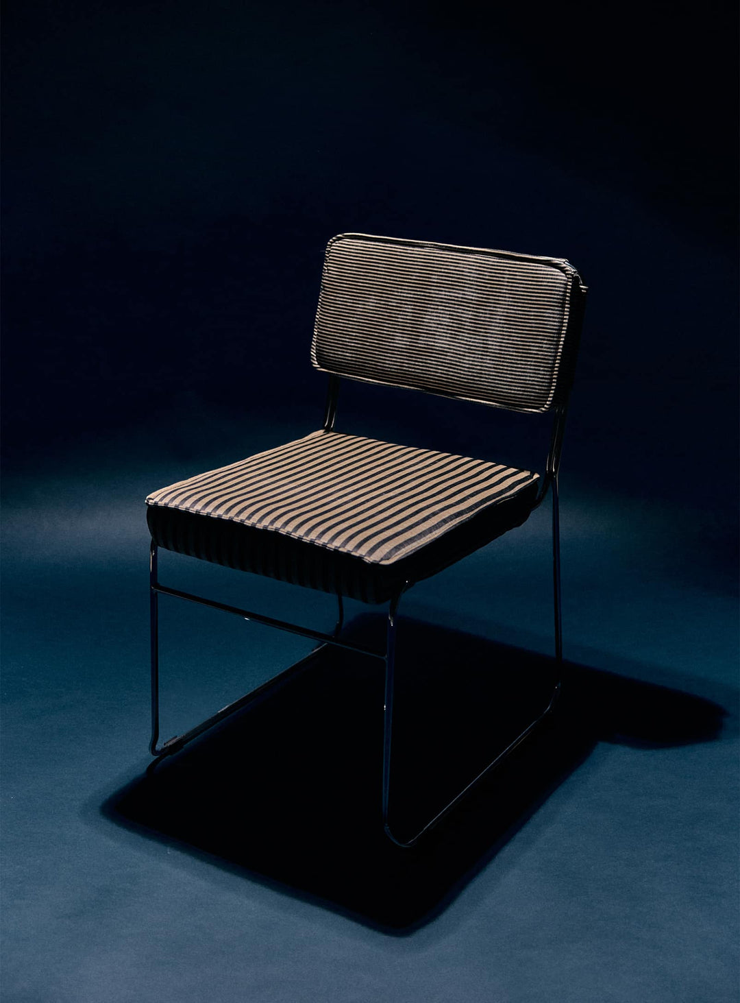 Chaise Endless HKliving : assise design en tissu bouclé ou velours. monochrome