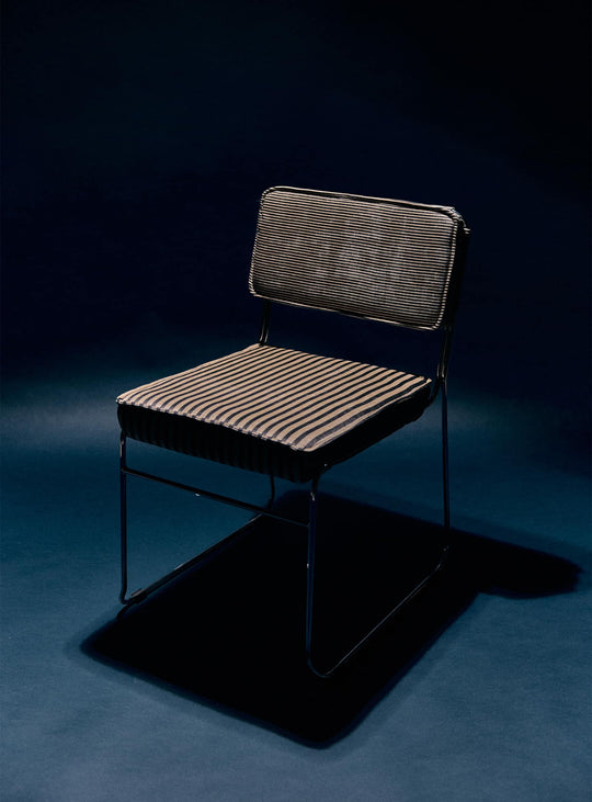Chaise Endless HKliving : assise design en tissu bouclé ou velours. monochrome