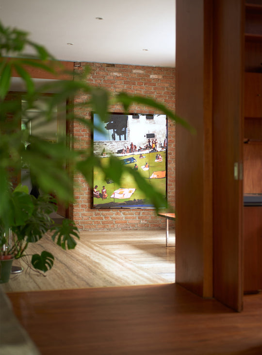 Le tableau encadré Endless Summer de HKliving associe couleurs lumineuses, peinture artisanale et cadre en plexiglas.