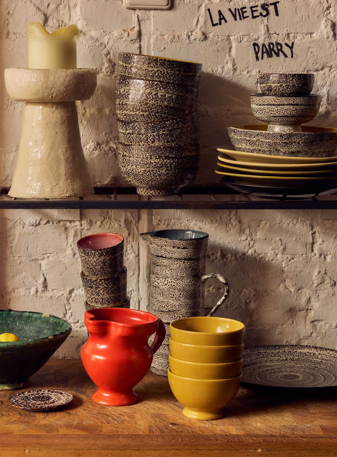 Bols Farmhouse Ceramics HKliving en grès, parfaits pour une table dépareillée aux couleurs douces et organiques. ocre