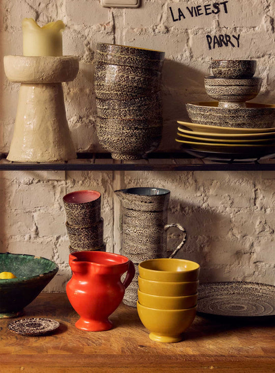 Bols Farmhouse Ceramics HKliving en grès, parfaits pour une table dépareillée aux couleurs douces et organiques. ocre