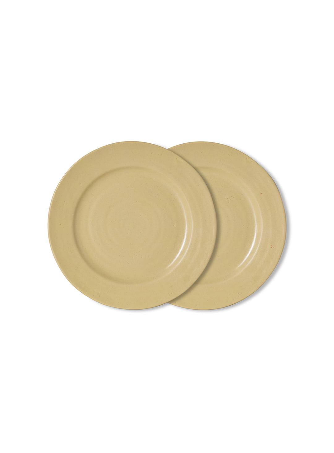 Assiettes plates Farmhouse Ceramics HKliving, une vaisselle intemporelle aux finitions mates et légèrement irrégulières. creme