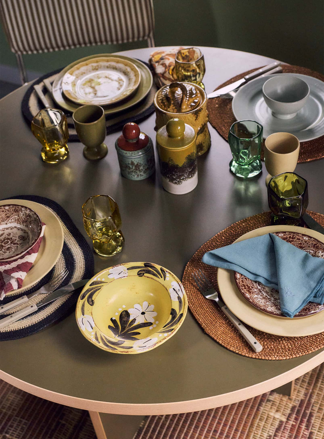 Assiettes plates Farmhouse Ceramics HKliving en grès, au charme authentique et aux teintes douces et naturelles. creme