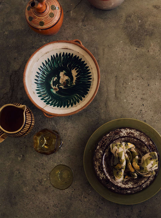 Assiettes plates Farmhouse Ceramics HKliving, compatibles lave-vaisselle et micro-ondes pour un usage pratique. mousse
