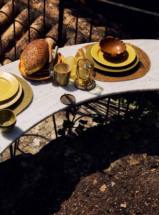 Assiettes plates Farmhouse Ceramics HKliving, une vaisselle pleine de caractère pour les repas du quotidien. mousse