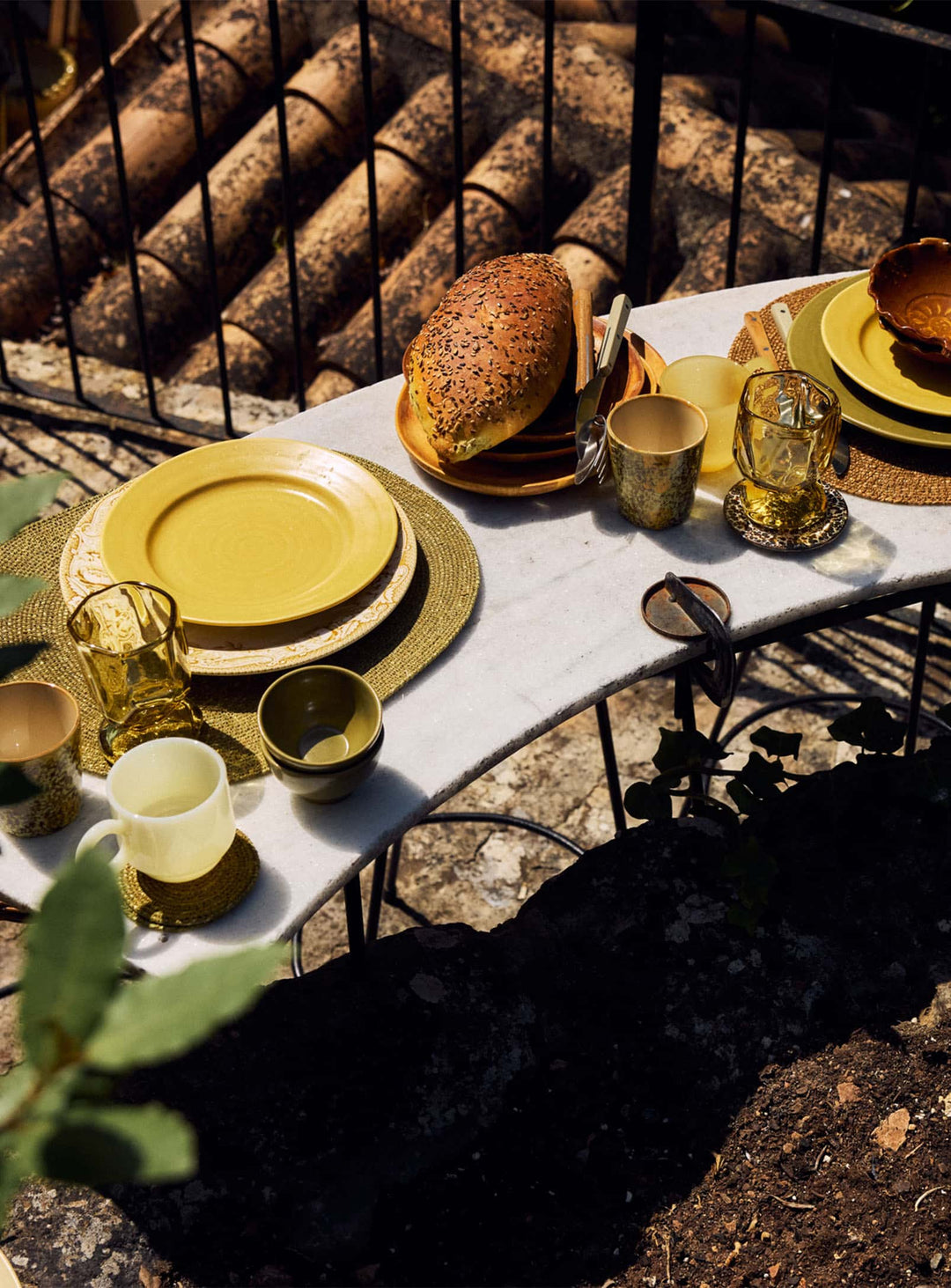 Assiettes à dessert Farmhouse Ceramics HKliving, parfaites pour une décoration de table naturelle et bohème. ocre